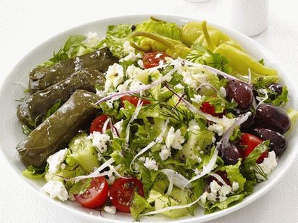 Foto grčka salata s dolmadesima