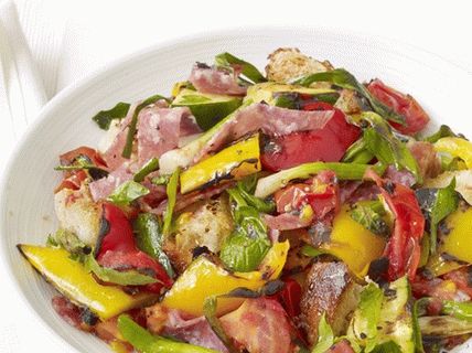 Foto salata sa salatama od Panzanella salame