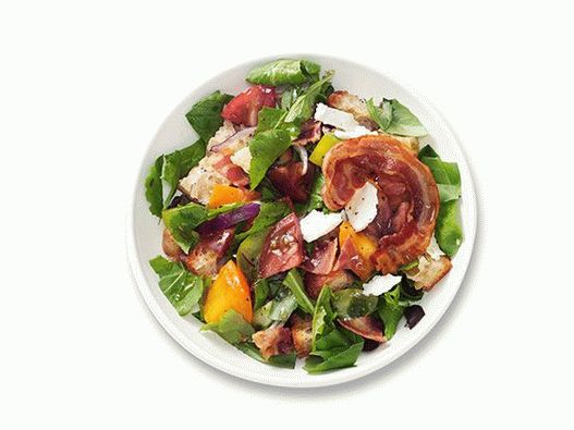 Foto krušna salata s pancetom, rukolom i rajčicom