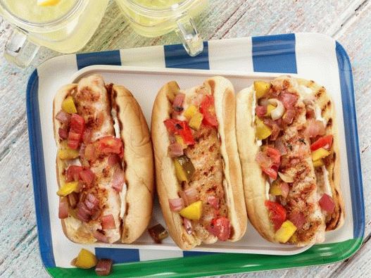 Fotografski hot dog s pečenim kozicama na žaru s prženim povrtnim preljevom