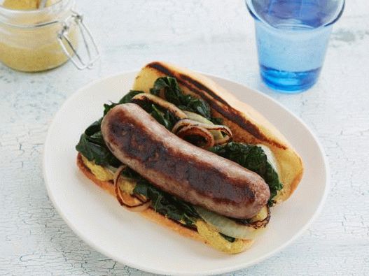Foto hot dog s bratwurst kobasicama i keljom