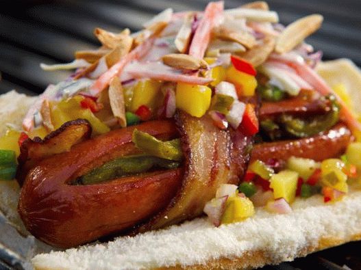 Foto hot dog s kobasicom u slanini i prelivom od ananasa