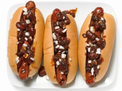 Fotografija hot-dogova s   čilijem i kobasicama na žaru