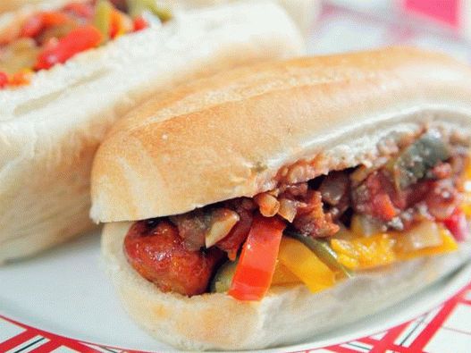 Foto hot-dogovi s chorizo   kobasicama i začinjenom salsom