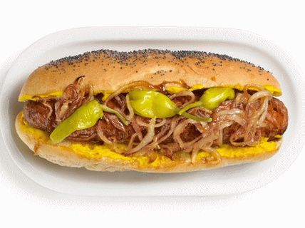 Foto hot-dogovi s kobasicama, prženim lukom i kiselom paprikom