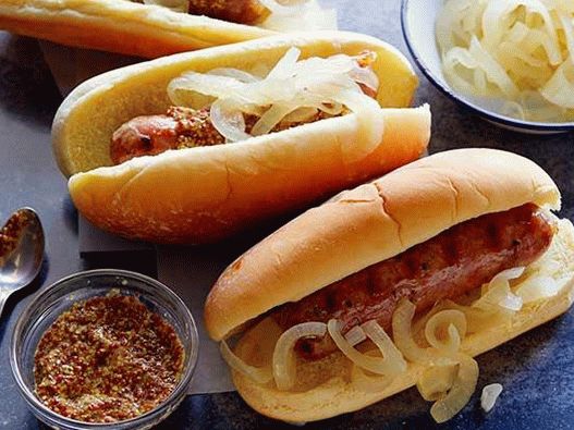 Foto hot-dogovi s kobasicama na žaru u pivu