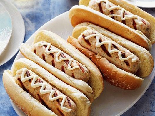 Foto hot-dogovi s kobasicama i lososima