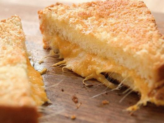 Foto hrskavi sendvič s toplim sirom