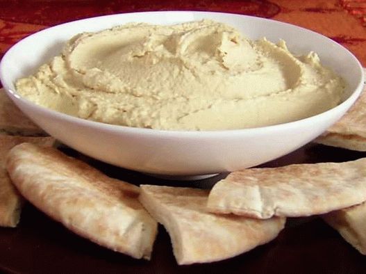 Fotografija Hummus s slanutak u sporenoj ploči