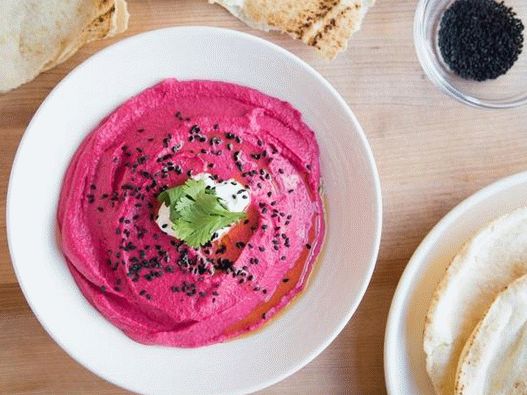 Ukusni hummus od repe od jogurta i sezamovih sjemenki