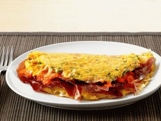 Fotografija španjolskog omleta s umakom romesco