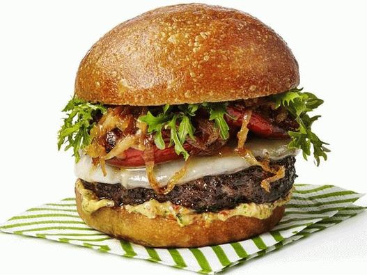 Foto talijanski hamburger s pečenom rajčicom i karameliziranim lukom