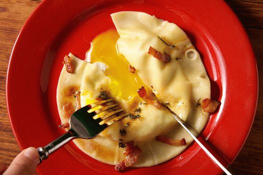 Foto talijanski ravioli s žumanjkom (Uova da Raviolo)