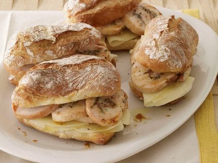 Foto talijanski sendviči s puretinom i pancetom