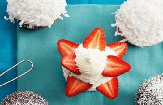 Fotografija cupcakesa s kokosovim glazurama