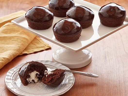 Foto cupcakes s vrhnjem za punjenje i čokoladnom glazurom