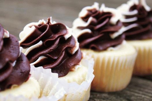 Fotografija cupcakes kiselog vrhnja s čokoladnom kremom