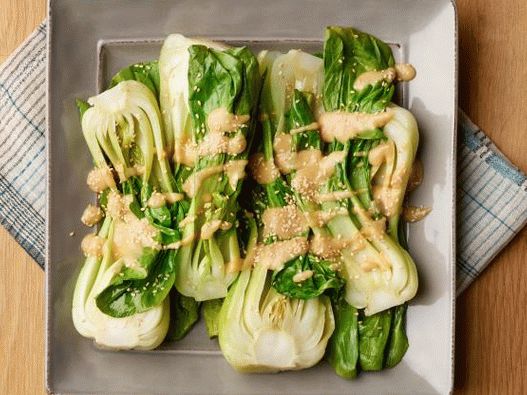 Fotografija bok choy kupusa u mikrovalnom umaku od umaka