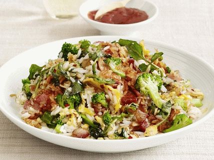 Foto brokula od kupusa s rižom i karameliziranom slaninom