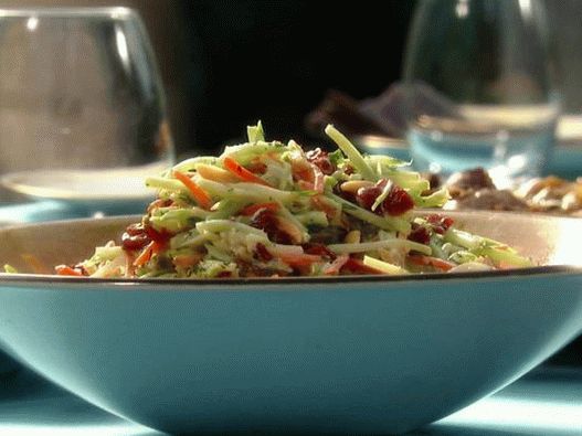 Foto salata od kupusa od brokulija s umakom od raita