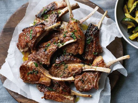 Fotografija stalka janjetine na roštilju s ružmarinom