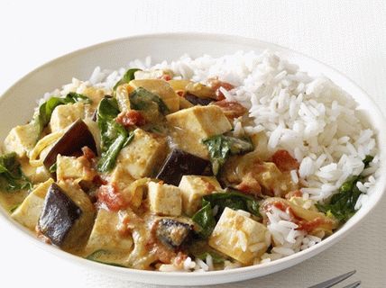 Fotografija curryja od patlidžana s tofuom