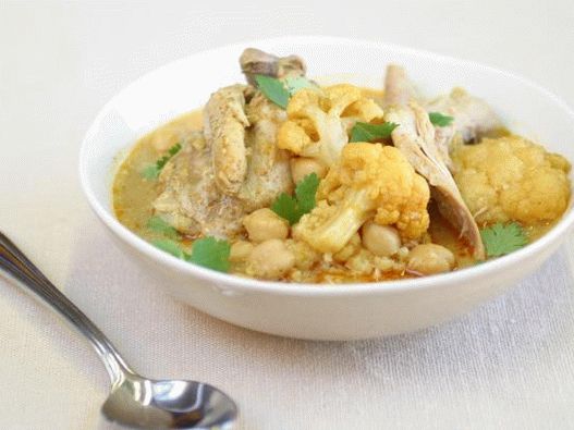 Fotografija Curryja s piletinom i cvjetačom u laganom kuhaču