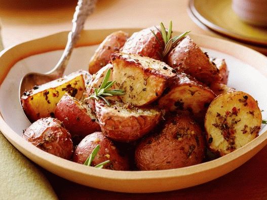 Foto krumpir pečen ružmarinom