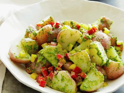 Foto salata od krumpira s pestom