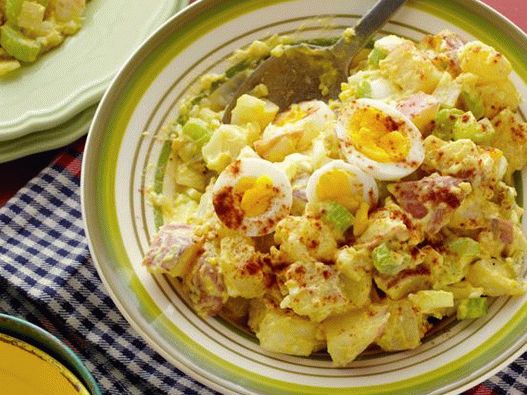 Foto salata od krumpira s krastavcima i jajima