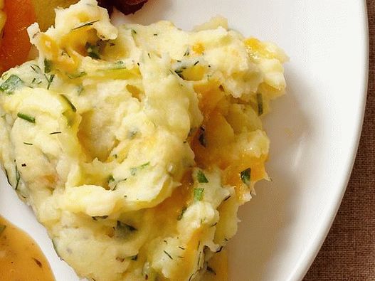 Foto pire krumpir s jogurtom, začinskim biljem i cheddar sirom