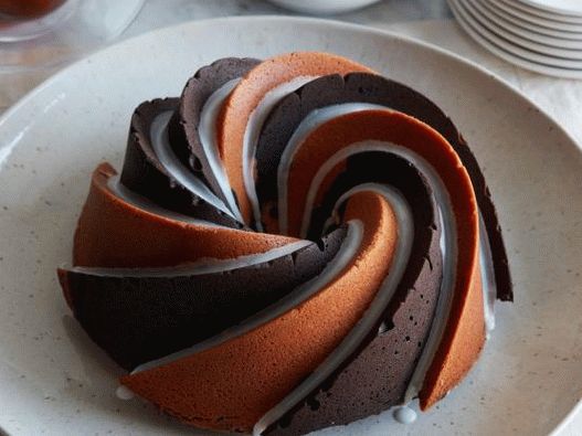 Foto cupcake sa čokoladnom vanilijom spirale
