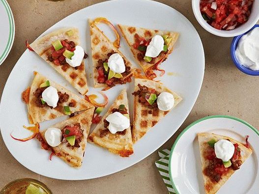 Fotografija Quesadile u željeznom vafelju s preljevom od mesa