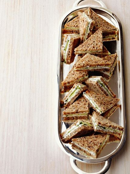 Foto klupski sendviči (klubski sendviči) sa kozjim sirom i začinskim biljem