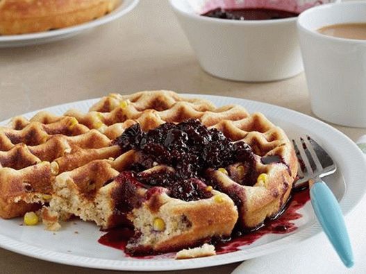 Fotografija jela - Kukuruzni vafli na jogurtu s umakom od bobica