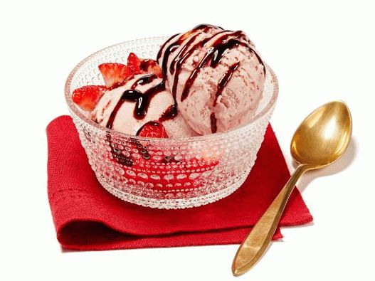 Foto sladoled od jagode sa balzamičnim sirupom