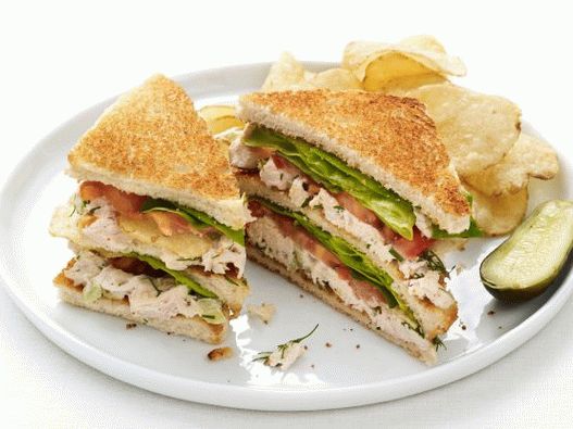Foto klub sendvič s piletinom, salatom i čipsom