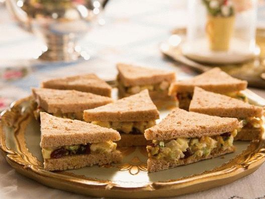 Foto klub sendvič sa salatom od piletine, jabuka i curryja