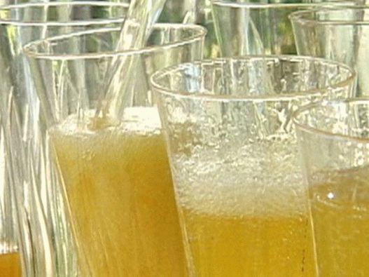 Foto koktel šampanjca s mangom i začinima