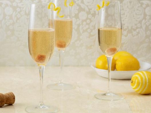 Foto koktel sa šampanjcem i gorčinom