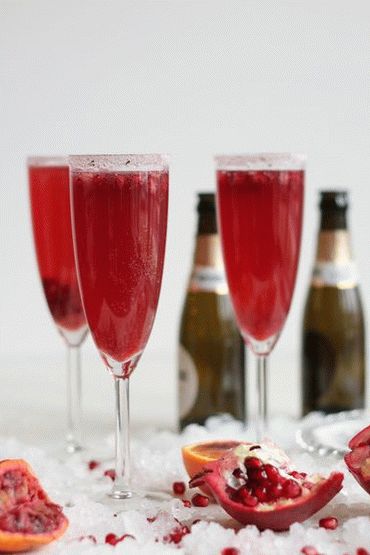 Foto koktel sa šampanjcem i šipakom