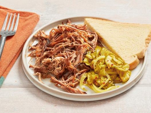 Foto Montreal dimljena svinjetina s kiselim krastavcima od kari