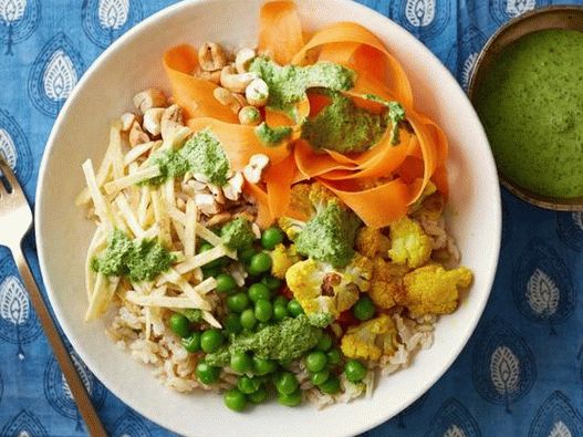 Foto smeđa riža s pečenim karfiolom i zelenim chutneyom