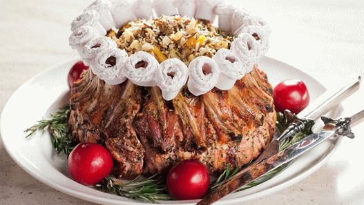 Foto kruna svinjskih rebara s kestenom i kobasicama