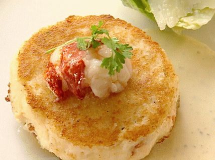 Foto rakove kotleti s umakom od ribe s cezar salatom i fokaccia krutonima