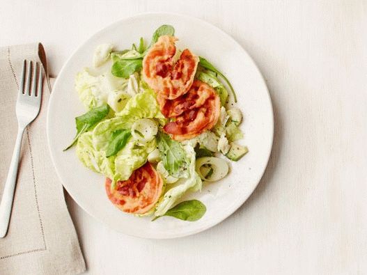Foto rakova salata s avokadom i prženom pancetom