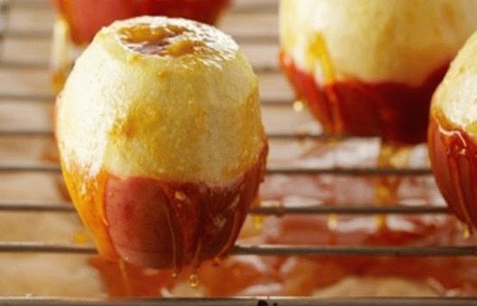 Fotografija Creme brulee u pečenim jabukama s limunskom karamelom