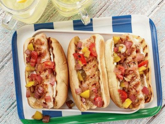 Hot dog s pečenim kozicama na roštilju s prženim povrtnim preljevom