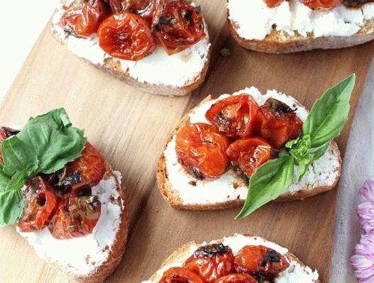 Fotografija Crostinija s pečenom rajčicom i 3 vrste sira