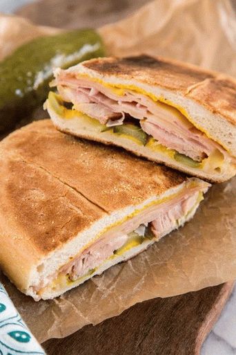 Fotografija kubanskog sendviča na francuskoj lepinji